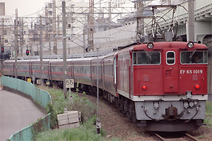 JR東日本 EF65形1000番台 EF65 1019|14系ゆとり(旧サロン東京)