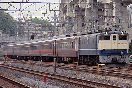 JR東日本 EF65形1000番台 EF65 1028|14系ゆとり(旧サロン東京)